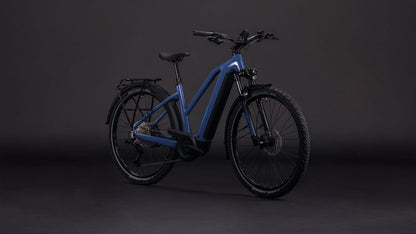Produktbild: Cube Nuride Hybrid EXC 800 jeansblue´n´blue, Schrägansicht (schwarzer Hintergrund)