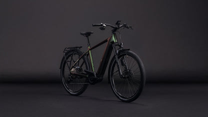Produktbild: Cube Nuride Hybrid SLT 800 stellar´n´chrome, Schrägansicht (schwarzer Hintergrund)