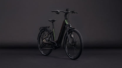 Produktbild: Cube Nuride Hybrid SLT 800 stellar´n´chrome, Schrägansicht (schwarzer Hintergrund)