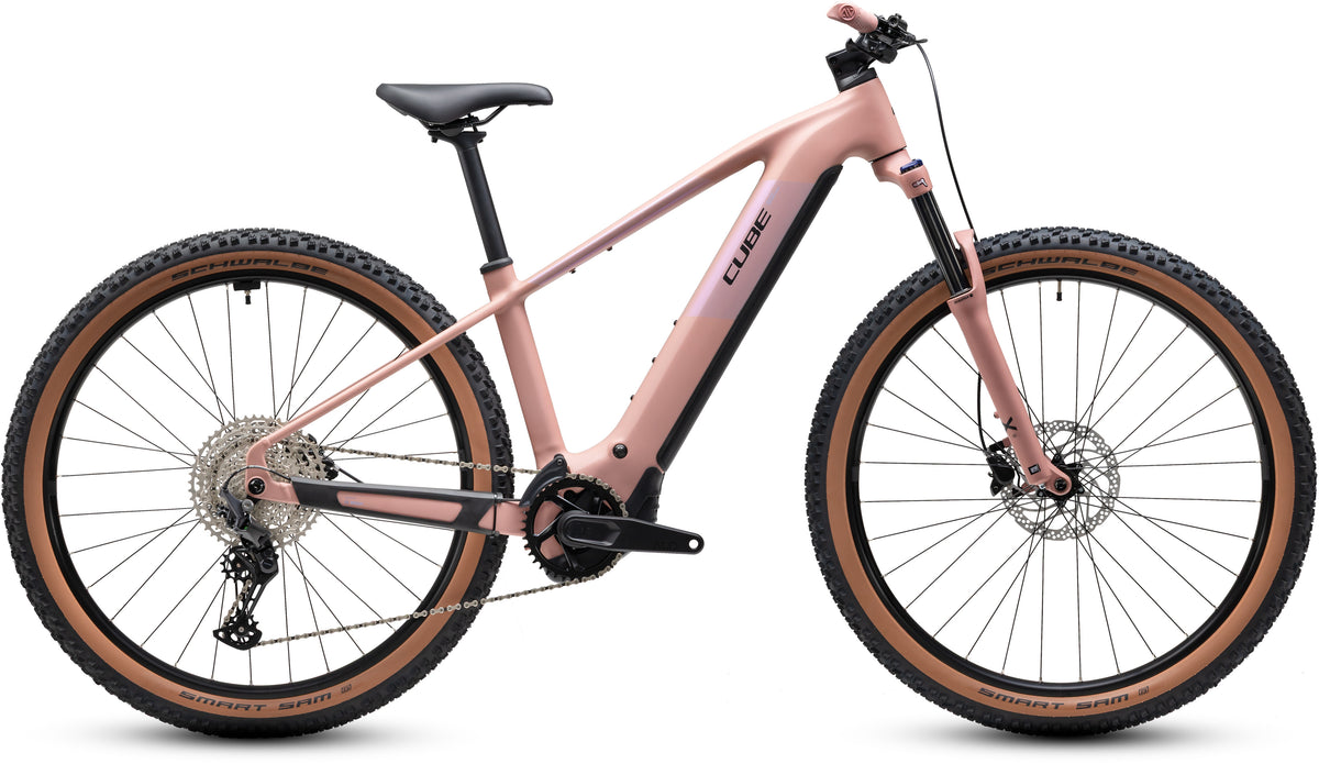 CUBE Reaction Hybrid Performance 720 E-Mountainbike Hardtail 2027 in ruby und black, Seitenansicht
