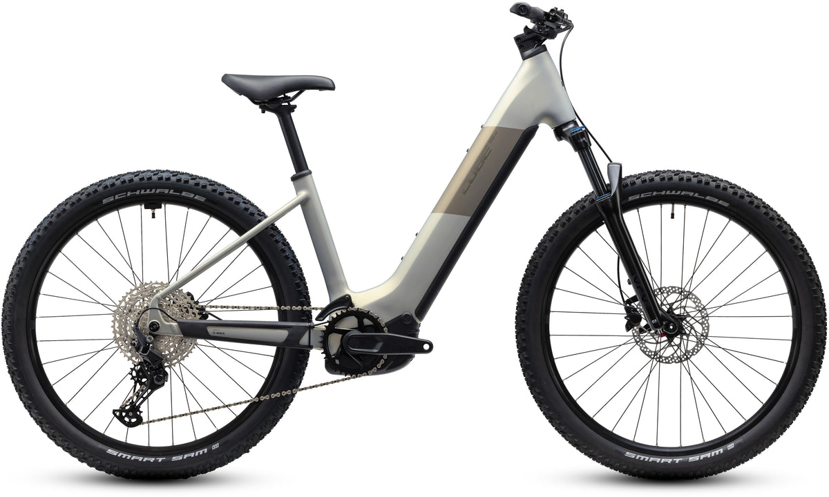 CUBE Reaction Hybrid ONE 720 Easy Entry E-Mountainbike Hardtail 2027 in pearlsilver und chrome, Seitenansicht