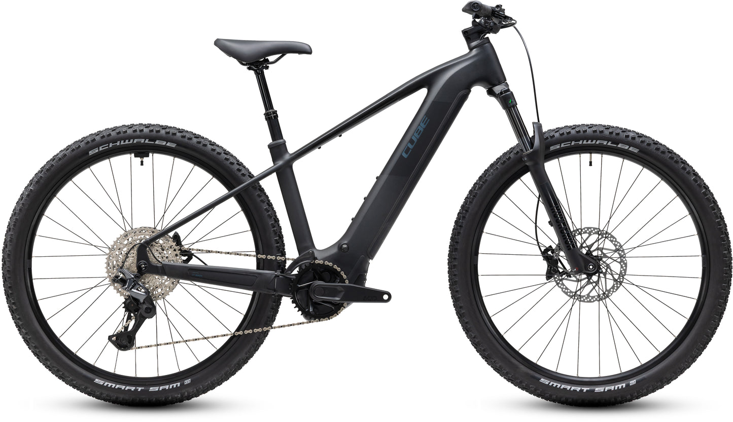 CUBE Reaction Hybrid Pro 800 E-Mountainbike Hardtail 2027 in silverdust und prism, Seitenansicht