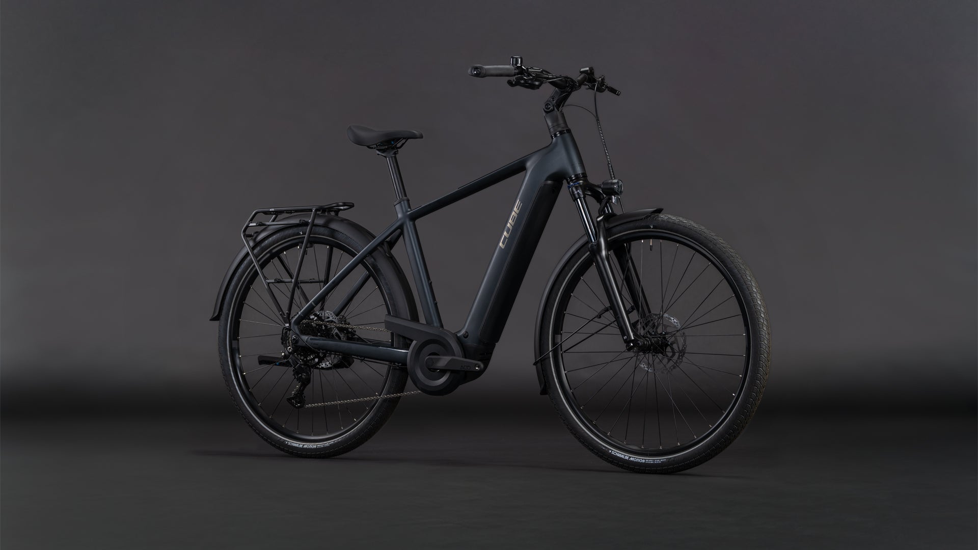 Produktbild: Cube Touring Hybrid ONE 600 coal´n´chrome, Schrägansicht (schwarzer Hintergrund)