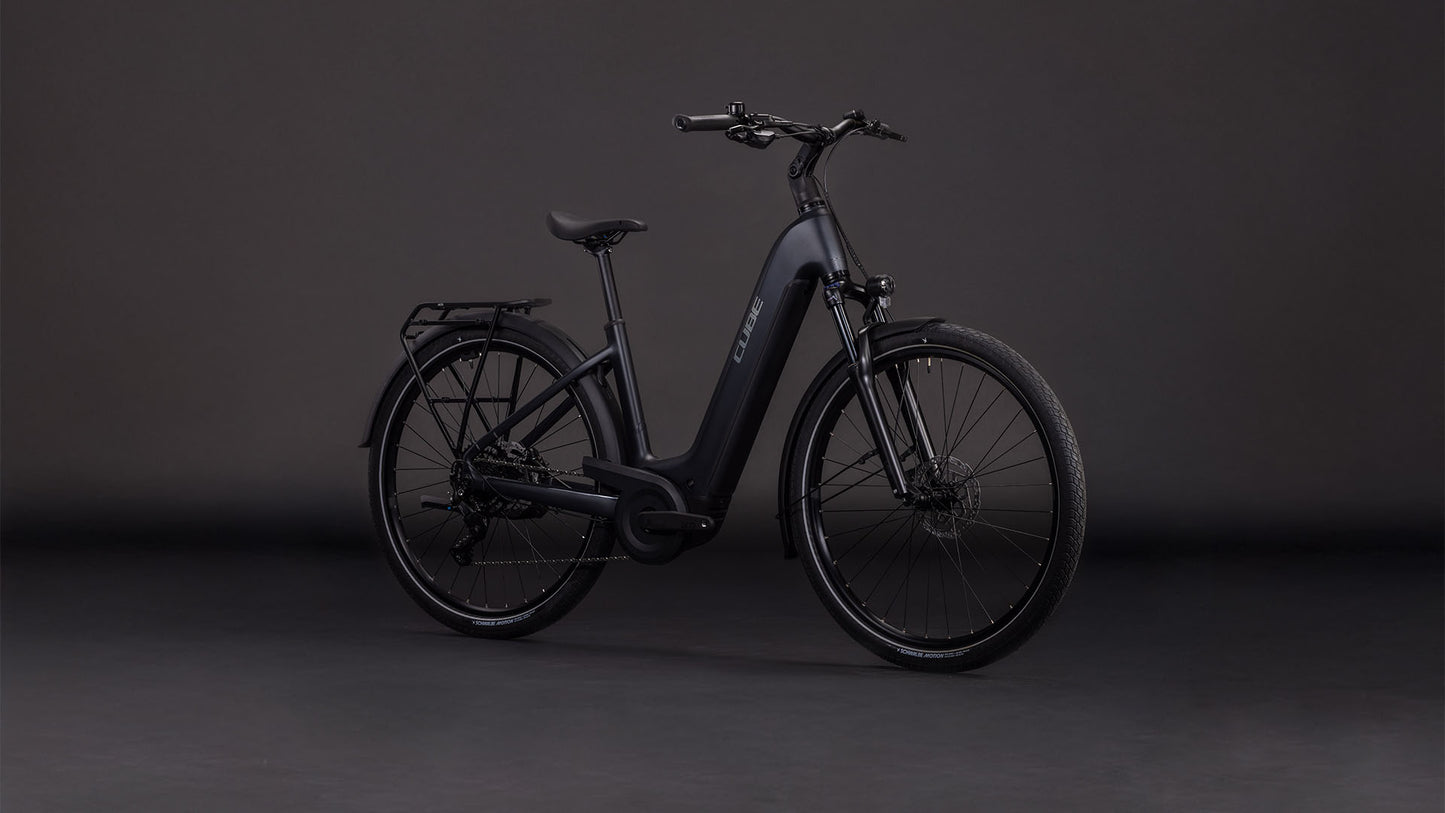 Produktbild: Cube Touring Hybrid ONE 600 coal´n´chrome, Schrägansicht (schwarzer Hintergrund)