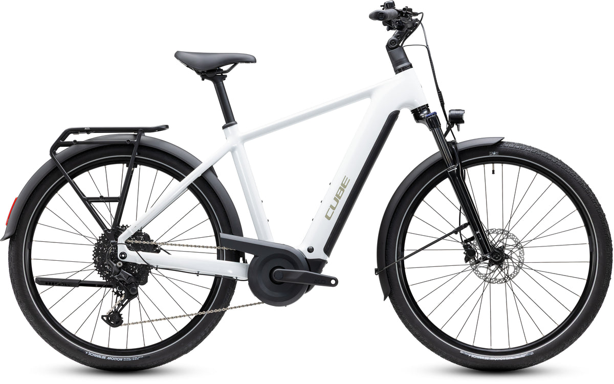 CUBE Touring Hybrid ONE 600 E-Trekkingrad 2027 in metallicwhite und chrome, Seitenansicht