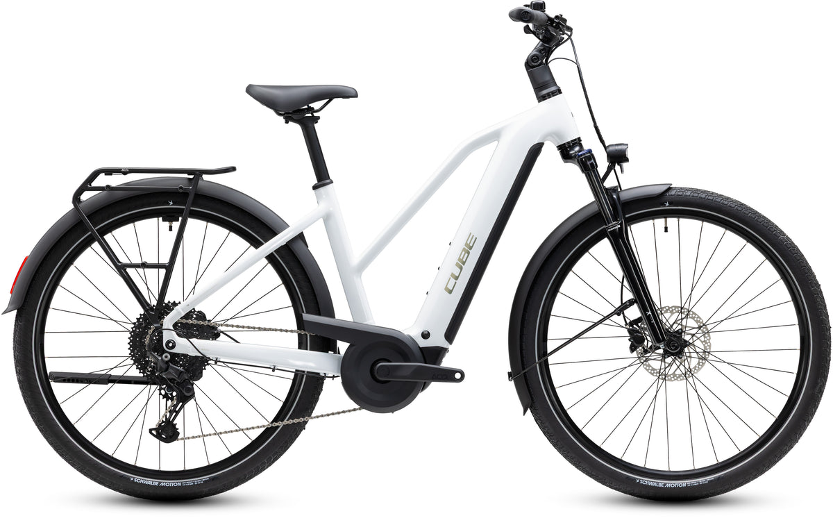 CUBE Touring Hybrid ONE 600 Trapeze E-Trekkingrad 2027 in metallicwhite und chrome, Seitenansicht