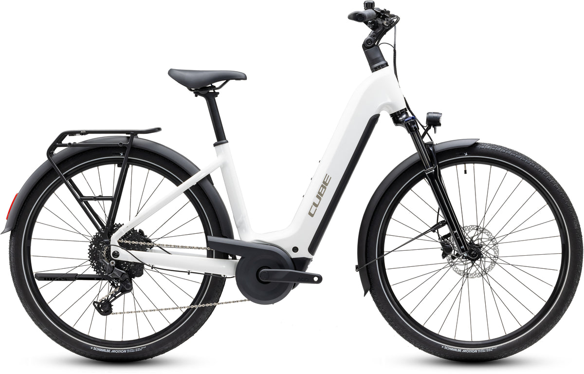 CUBE Touring Hybrid ONE 600 Easy Entry E-Trekkingrad 2027 in metallicwhite und chrome, Seitenansicht