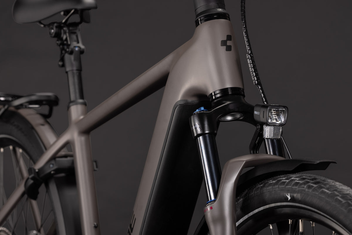 CUBE Kathmandu Hybrid ONE 800 E-Trekkingrad 2027, Sattel und Sitzposition
