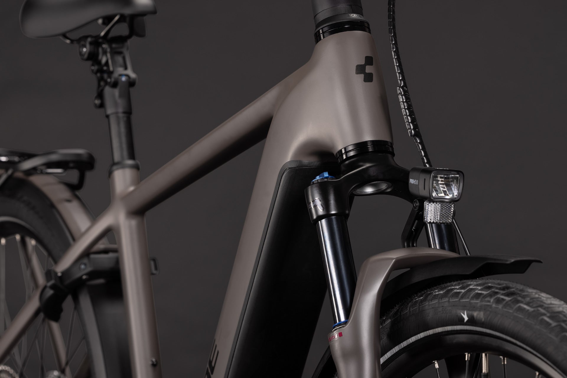 CUBE Kathmandu Hybrid ONE 800 E-Trekkingrad 2027, Sattel und Sitzposition