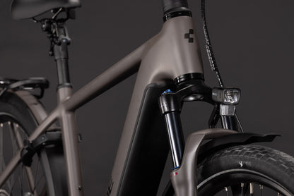 CUBE Kathmandu Hybrid ONE 800 E-Trekkingrad 2027, Sattel und Sitzposition