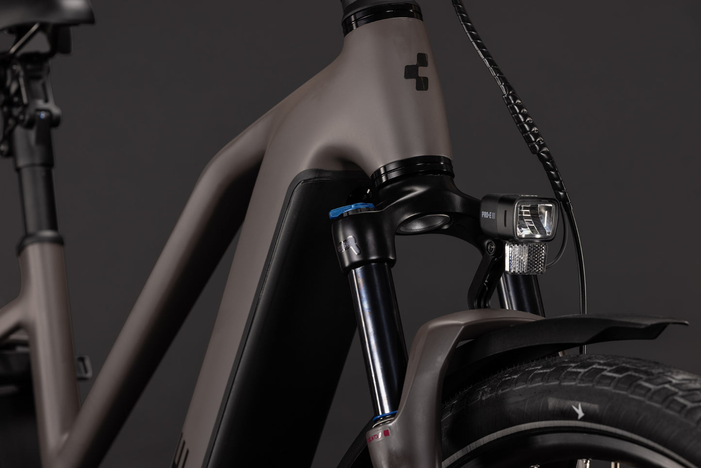 CUBE Kathmandu Hybrid ONE 800 Trapeze E-Trekkingrad 2027, Sattel und Sitzposition
