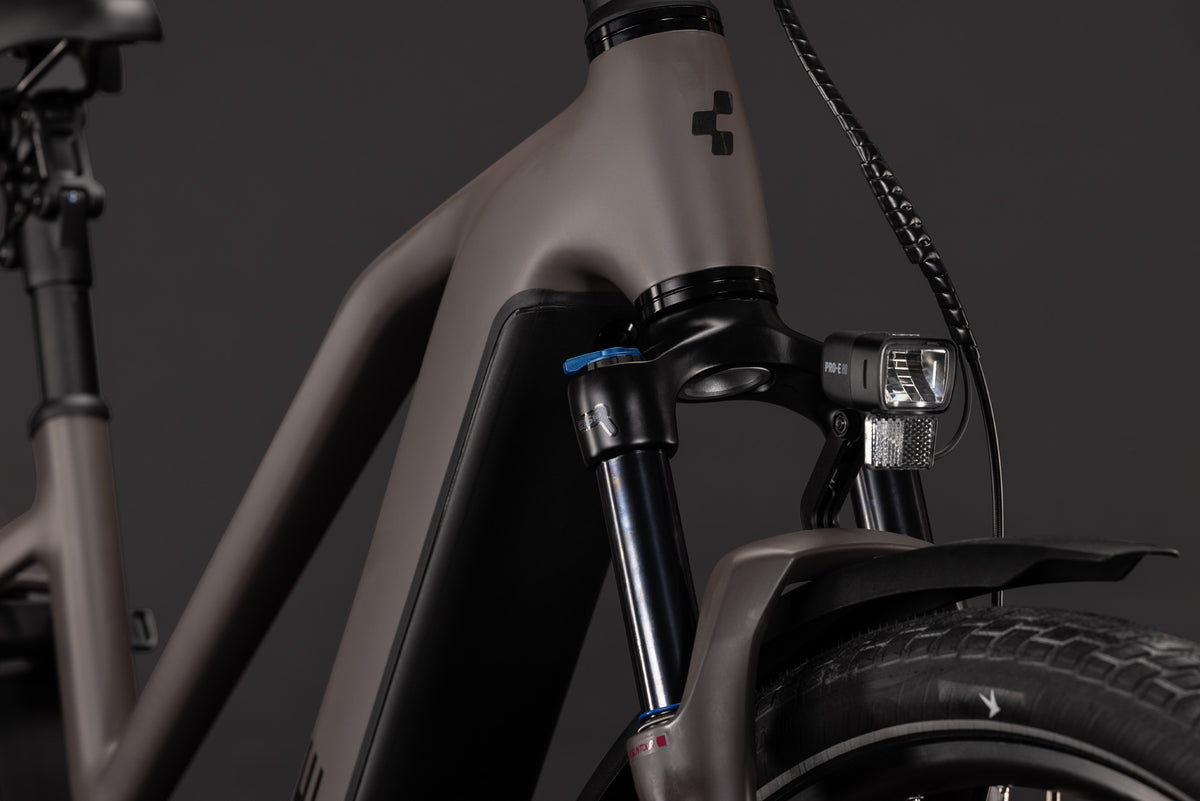 CUBE Kathmandu Hybrid ONE 800 Trapeze E-Trekkingrad 2027, Sattel und Sitzposition