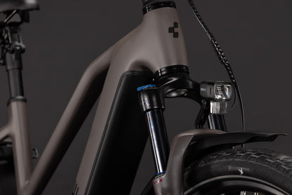 CUBE Kathmandu Hybrid ONE 800 Trapeze E-Trekkingrad 2027, Sattel und Sitzposition