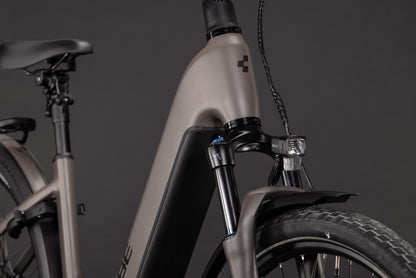 CUBE Kathmandu Hybrid ONE 800 Easy Entry E-Trekkingrad 2027, Sattel und Sitzposition