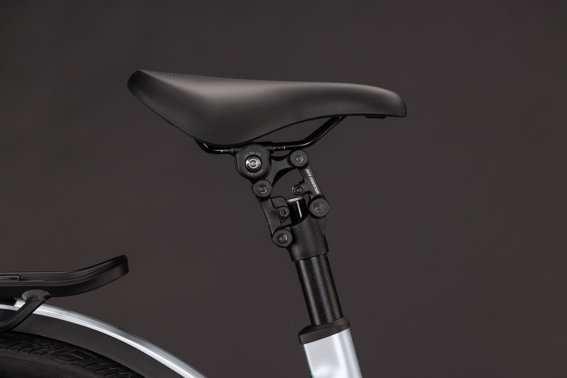 CUBE Kathmandu Hybrid ONE 800 Easy Entry E-Trekkingrad 2027, Sattel und Sitzposition
