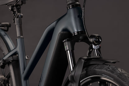 CUBE Kathmandu Hybrid Pro 800 Trapeze E-Trekkingrad 2027, Sattel und Sitzposition