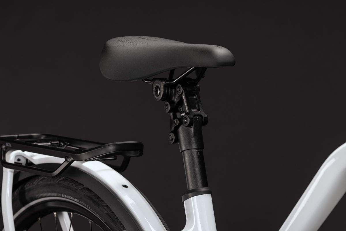 CUBE Kathmandu Hybrid Deluxe Pro 800 Trapeze E-Trekkingrad 2027, Sattel und Sitzposition