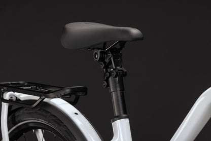 CUBE Kathmandu Hybrid Deluxe Pro 800 Trapeze E-Trekkingrad 2027, Sattel und Sitzposition