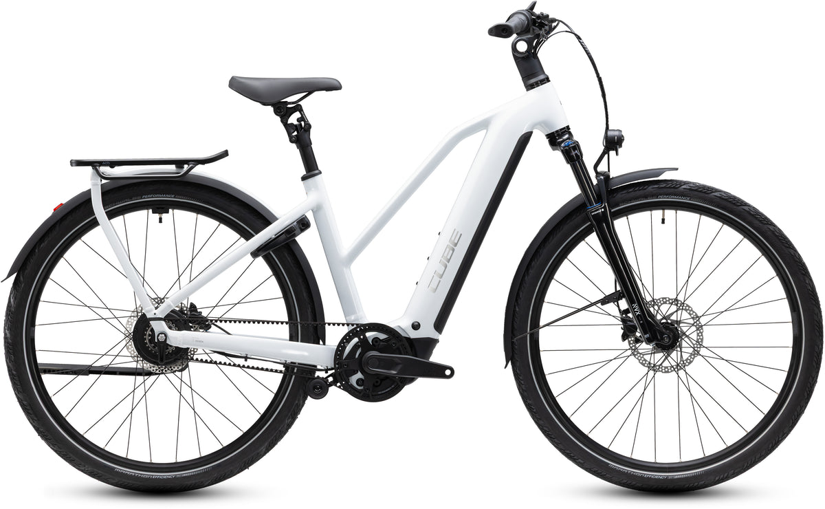 CUBE Kathmandu Hybrid Deluxe Pro 800 Trapeze E-Trekkingrad 2027 in metallicwhite und chrome, Seitenansicht