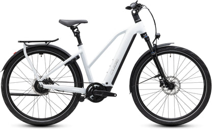CUBE Kathmandu Hybrid Deluxe Pro 800 Trapeze E-Trekkingrad 2027 in metallicwhite und chrome, Seitenansicht