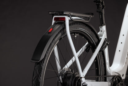 CUBE Kathmandu Hybrid Deluxe Pro 800 Easy Entry E-Trekkingrad 2027, Sattel und Sitzposition