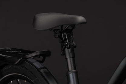 CUBE Kathmandu Hybrid Deluxe EXC 800 Trapeze E-Trekkingrad 2027, Sattel und Sitzposition