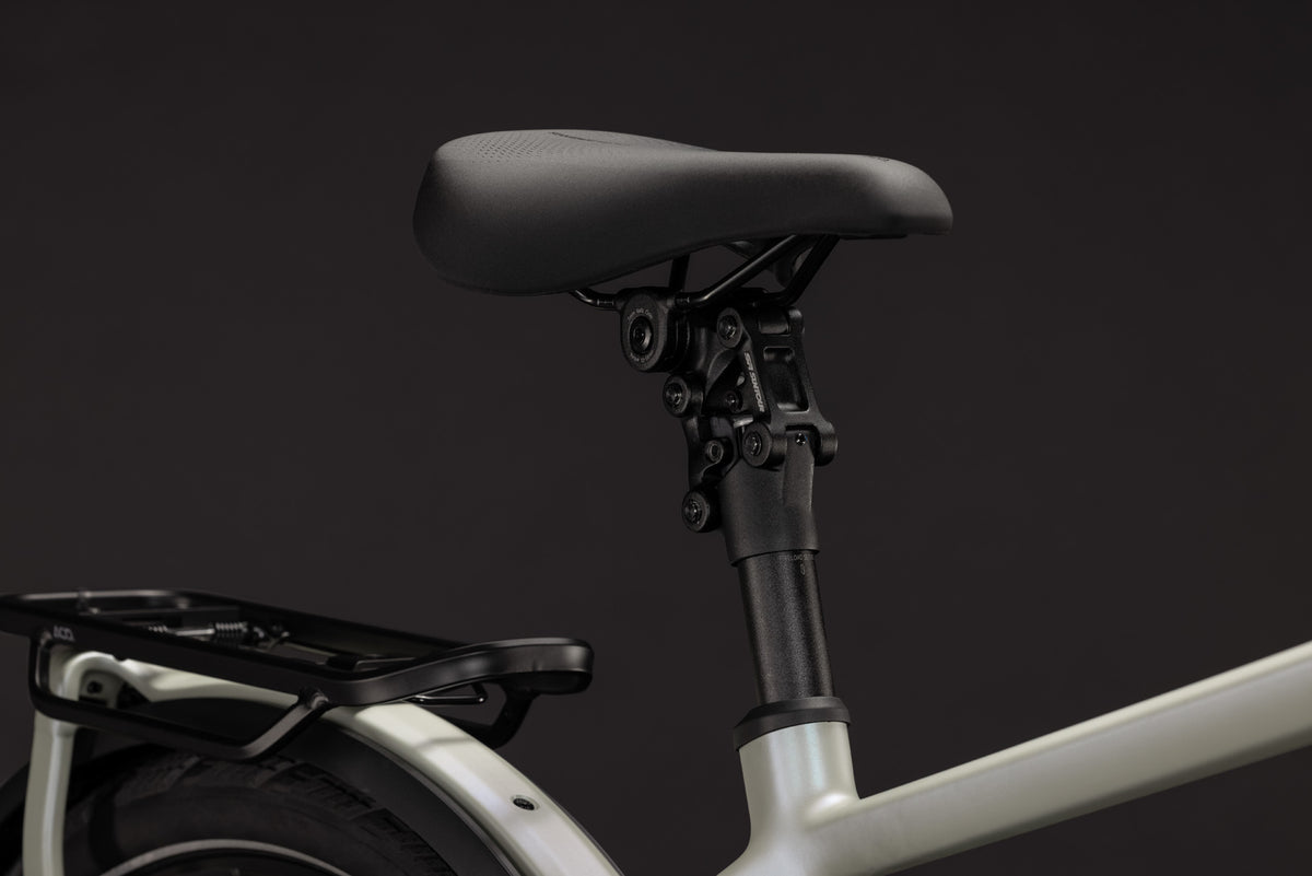 CUBE Kathmandu Hybrid Deluxe EXC 800 E-Trekkingrad 2027, Sattel und Sitzposition
