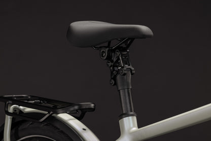 CUBE Kathmandu Hybrid Deluxe EXC 800 E-Trekkingrad 2027, Sattel und Sitzposition