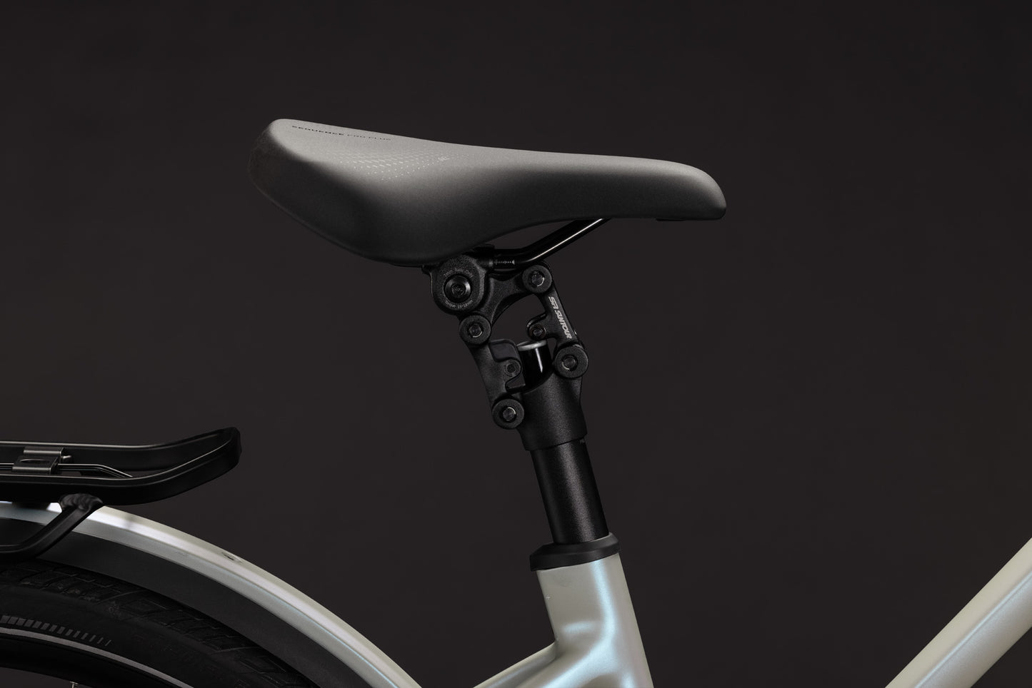 CUBE Kathmandu Hybrid Deluxe EXC 800 Trapeze E-Trekkingrad 2027, Sattel und Sitzposition