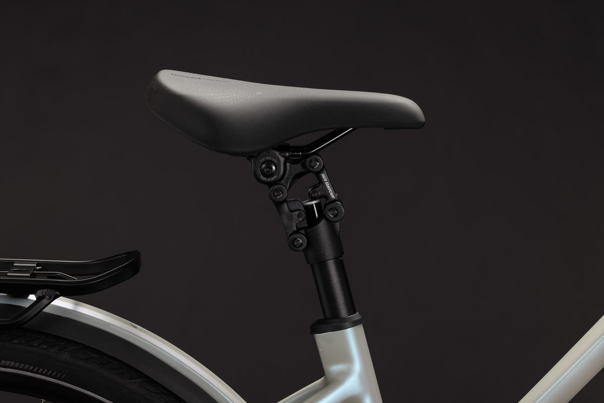 CUBE Kathmandu Hybrid Deluxe EXC 800 Trapeze E-Trekkingrad 2027, Sattel und Sitzposition
