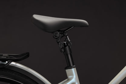 CUBE Kathmandu Hybrid Deluxe EXC 800 Trapeze E-Trekkingrad 2027, Sattel und Sitzposition