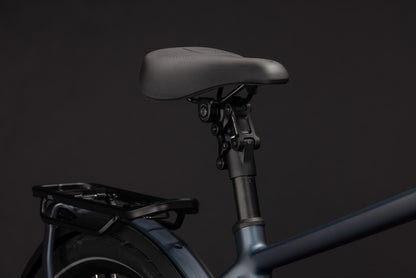CUBE Kathmandu Hybrid Deluxe SLX 800 E-Trekkingrad 2027, Sattel und Sitzposition