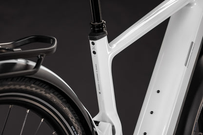 CUBE Kathmandu Hybrid ONE11 HPC SLX 800 E-Trekkingrad 2027, Sattel und Sitzposition