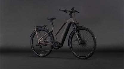 Produktbild: Cube Kathmandu Hybrid EXC 800 cedar´n´chrome, Schrägansicht (schwarzer Hintergrund)
