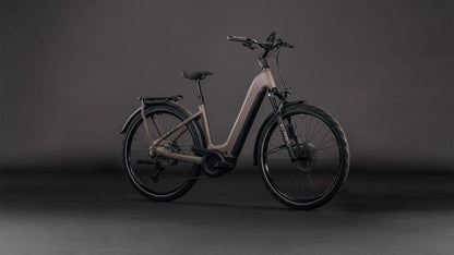 Produktbild: Cube Kathmandu Hybrid EXC 800 cedar´n´chrome, Schrägansicht (schwarzer Hintergrund)