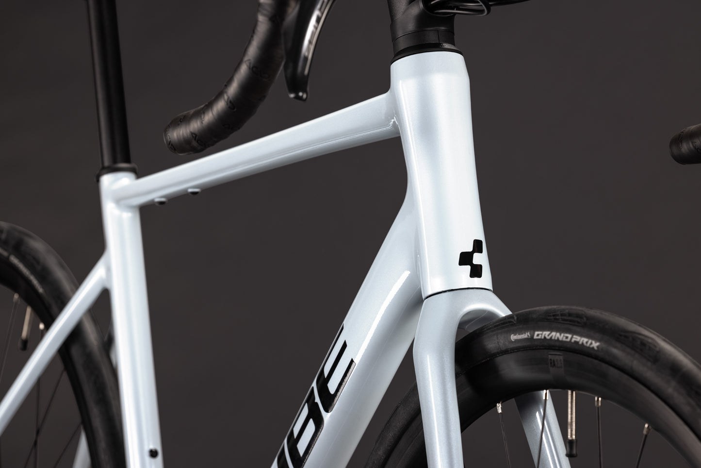 CUBE Attain Race Rennrad 2027, Sattel und Sitzposition