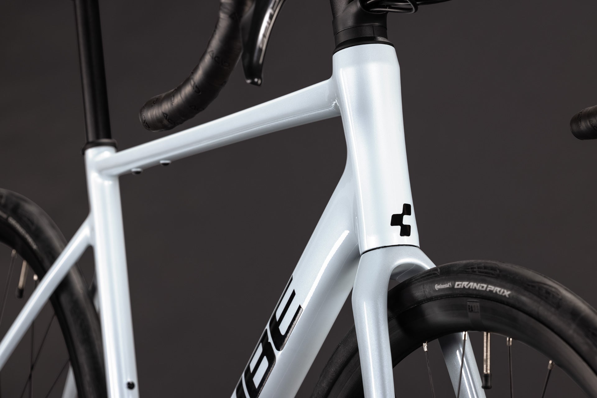 CUBE Attain Race Rennrad 2027, Sattel und Sitzposition