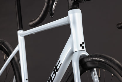 CUBE Attain Race Rennrad 2027, Sattel und Sitzposition