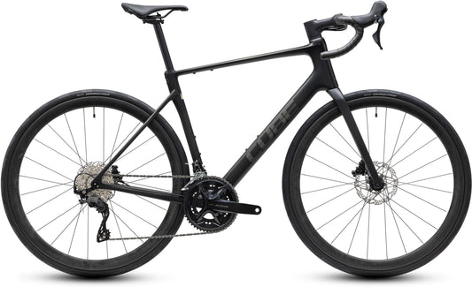 CUBE Attain C:62 Race Rennrad 2027 in carbon und coalchrome, Seitenansicht
