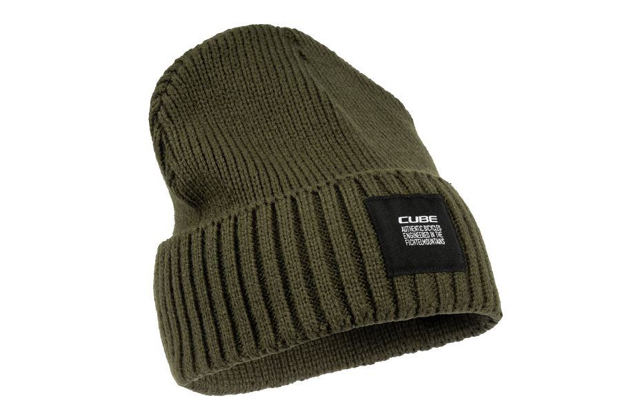 Die CUBE Beanie olive von Cube hat ein breites geripptes Umschlagbündchen und einen schwarzen rechteckigen Aufnäher mit weißem Text. Erhältlich im CUBE Store Göttingen, die Mütze ist auf einem schlichten weißen Hintergrund abgebildet.