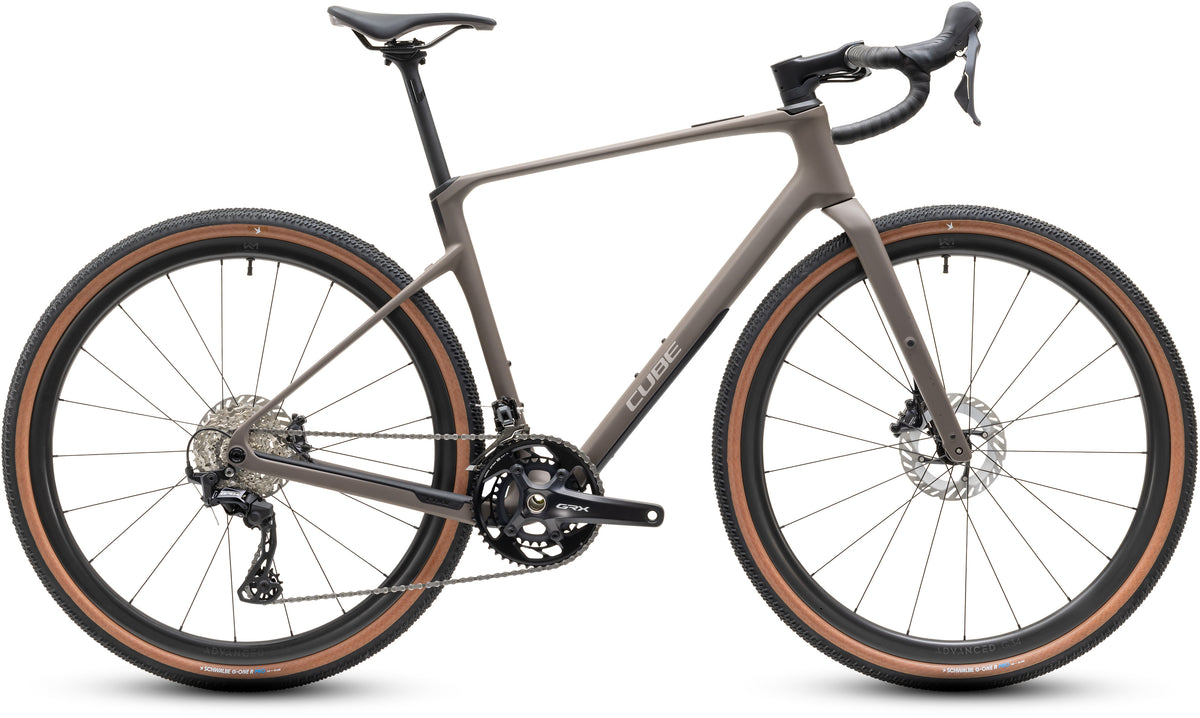 CUBE Nuroad C:62 Pro Gravelbike 2027 in cedar und stone, Seitenansicht