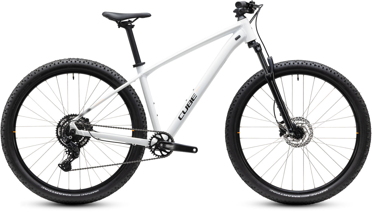 CUBE Aim ONE Mountainbike Hardtail 2027 in metallicwhite und black, Seitenansicht