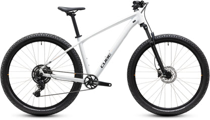CUBE Aim ONE Mountainbike Hardtail 2027 in metallicwhite und black, Seitenansicht