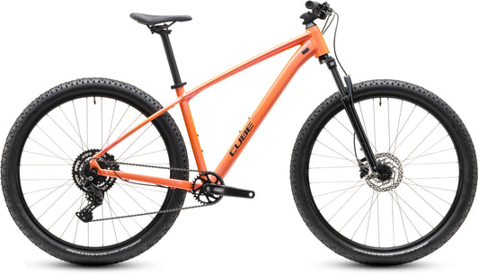 CUBE Aim ONE Mountainbike Hardtail 2027 in salmon und black, Seitenansicht