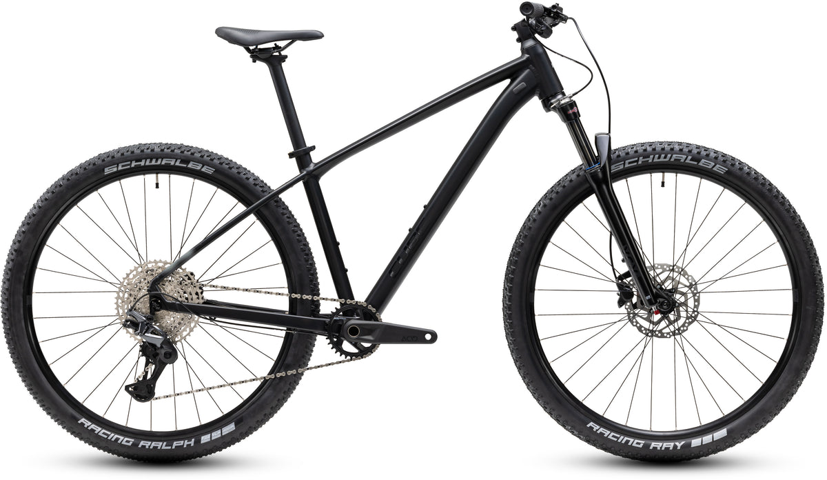 CUBE Aim SLT Mountainbike Hardtail 2027 in soot und black, Seitenansicht