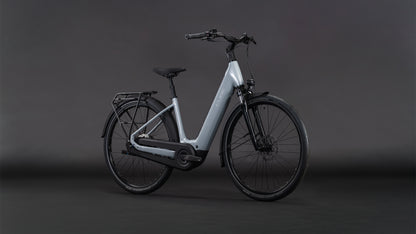 Produktbild: Cube Supreme Hybrid Comfort ONE 600 foggrey´n´reflex, Schrägansicht (schwarzer Hintergrund)