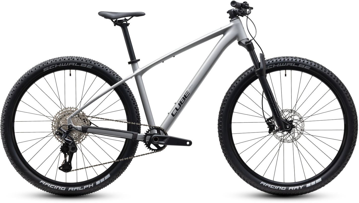 CUBE Reaction Pro Mountainbike Hardtail 2027 in platinum und black, Seitenansicht