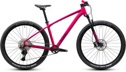 CUBE Reaction Pro Mountainbike Hardtail 2027 in fuchsia und black, Seitenansicht