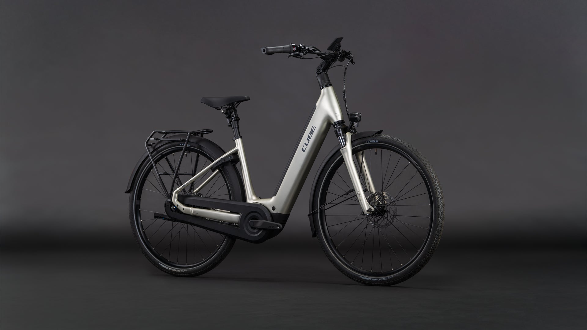 Produktbild: Cube Supreme RT Hybrid Comfort EXC 600 champagne´n´grey, Schrägansicht (schwarzer Hintergrund)