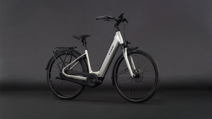 Produktbild: Cube Supreme RT Hybrid Comfort EXC 600 champagne´n´grey, Schrägansicht (schwarzer Hintergrund)